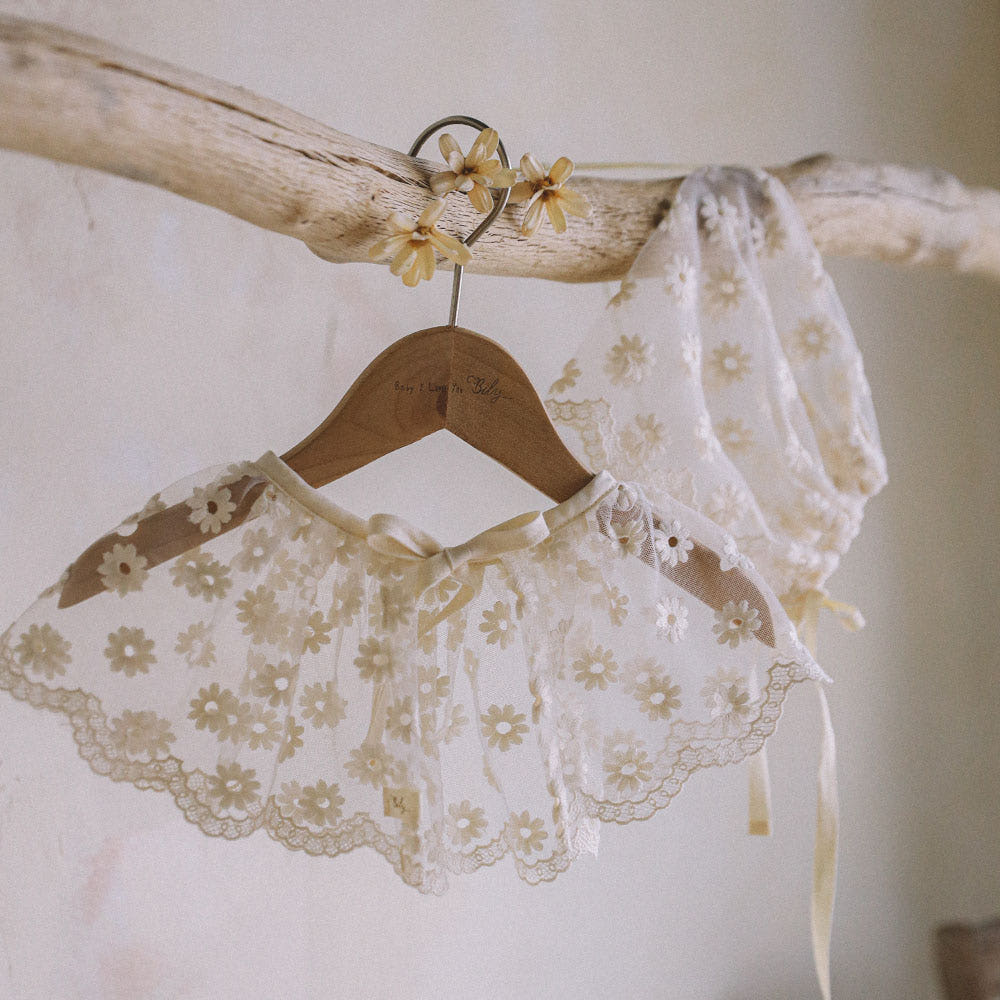 DAISY LACE CAPRON