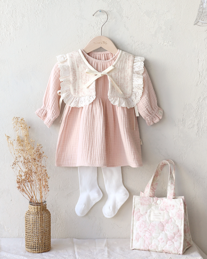 Emma organic frilled bib