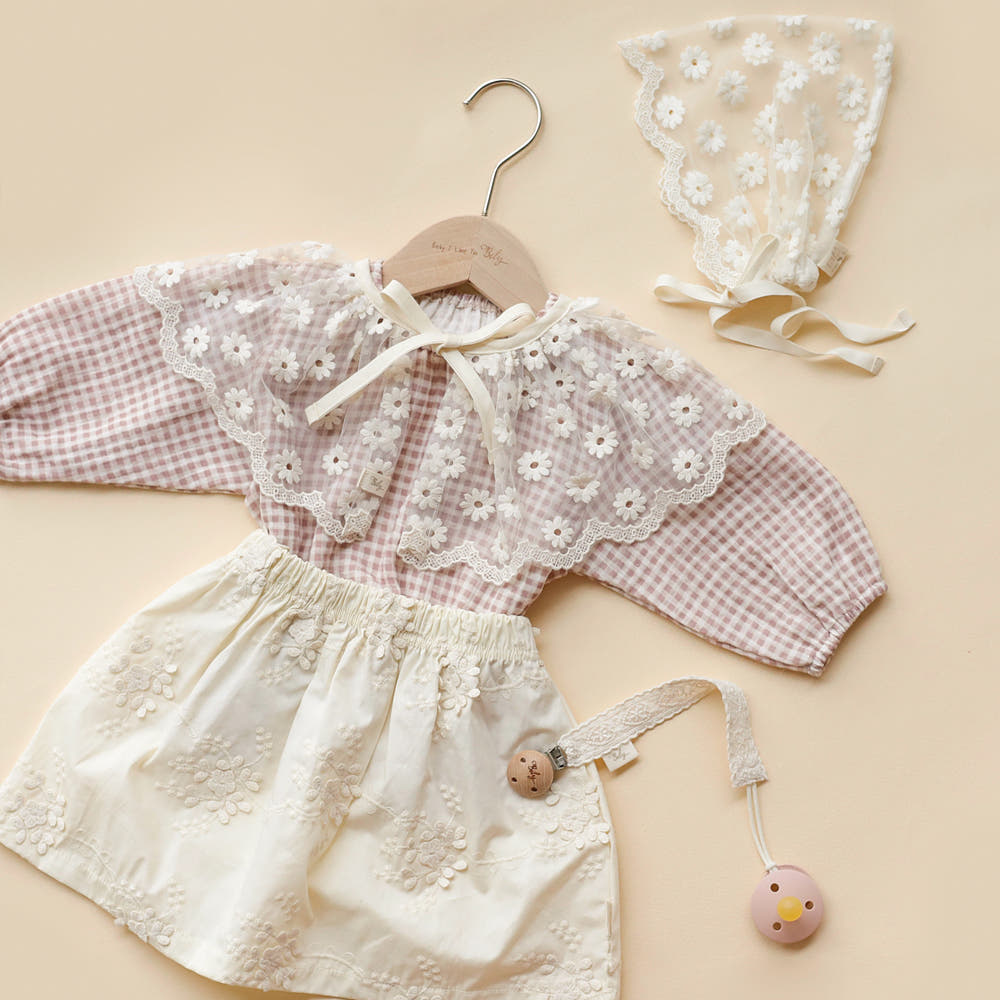 DAISY LACE CAPRON